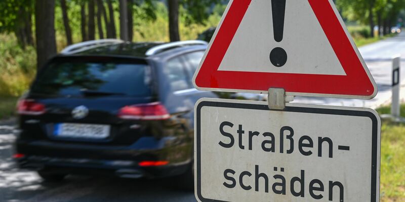 Tausende Kilometer Straßen und Schienen sind reparaturbedürftig. (Archivbild) - Foto: Patrick Pleul/dpa-Zentralbild/ZB