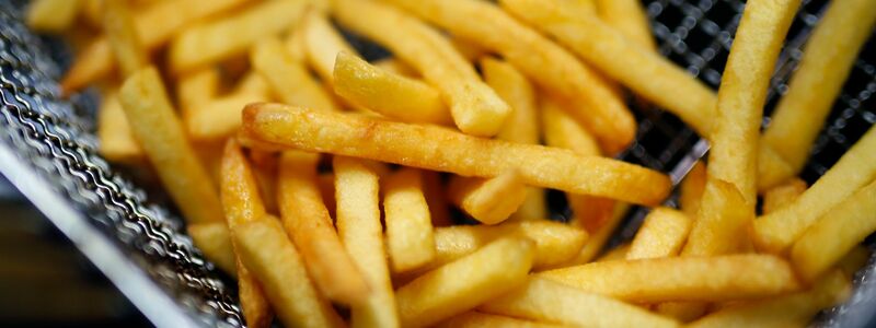 Fritten-Fans mögen es schon geahnt haben. Häufig Pommes auf dem Teller zu haben, ist der Gesundheit nicht sonderlich zuträglich.  - Foto: Ina Fassbender/dpa/dpa-tmn