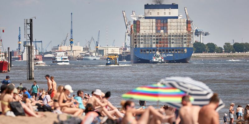 Trotz vieler Strände in Hamburg gibt es an der Elbe keine Badestelle - die CDU will das ändern (Archivbild). - Foto: Georg Wendt/dpa