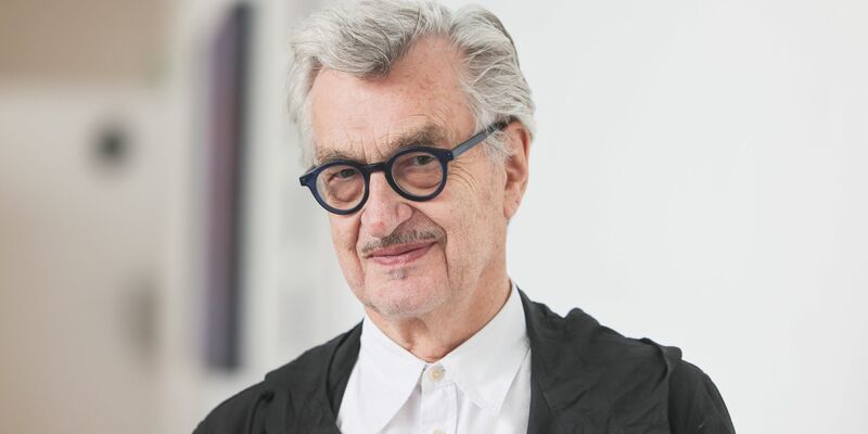 Wim Wenders schaut am Morgen erst einmal aus dem Fenster. (Archivfoto) - Foto: Oliver Berg/dpa