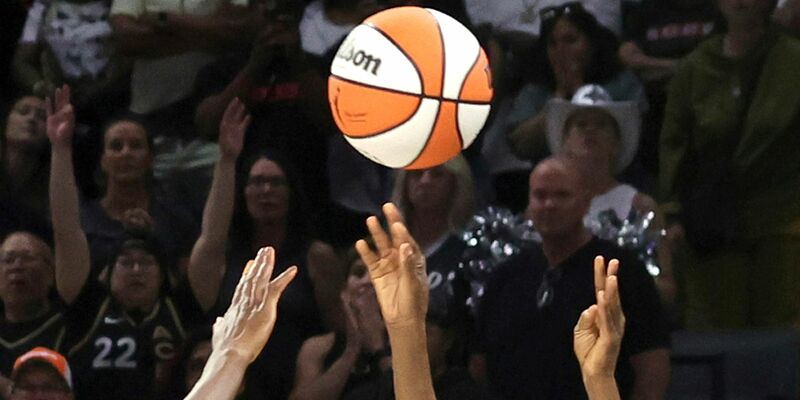 Spiele der WNBA wurden zuletzt mehrfach gestört - durch aufs Spielfeld geworfenes Sexspielzeug. - Foto: Steve Marcus/Las Vegas Sun/AP/dpa