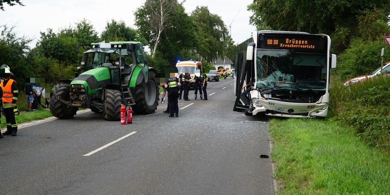 FFW Schwalmtal: Verkehrsunfall mit mehreren Verletzten - Rettungsmaßnahmen durch unbefugte Personen erheblich behindert - Foto: presseportal.de