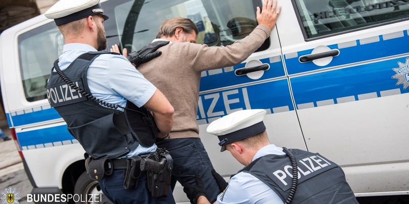 Bundespolizeidirektion München: Ein Lächeln reichte 36-Jähriger fühlte sich provoziert - Foto: presseportal.de