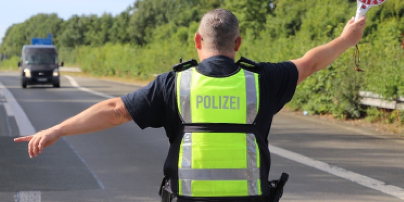 POL-UN: Kreis Unna - Kreispolizeibehörde Unna beteiligt sich an landesweiter Kontrollaktion: Überwachung des gewerblichen Personen- und Güterverkehrs auf B 233 bei Fröndenberg - Foto: presseportal.de