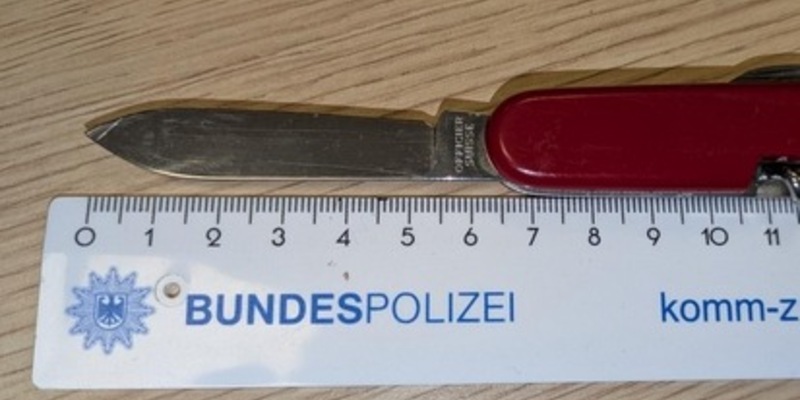 BPOL-FL: PI - Gemeinsame Kontrolle im Bahnhof- Haftbefehle vollstreckt; Messer sichergestellt - Foto: presseportal.de