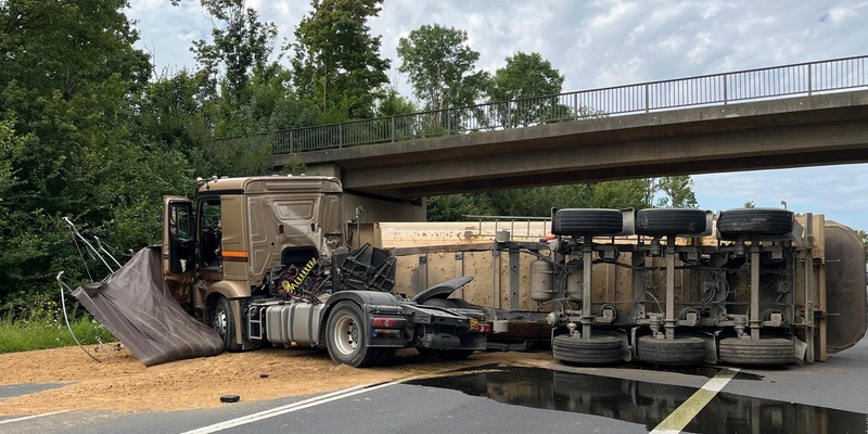 POL-EU: Lkw mit Sandladung kippt um - Foto: presseportal.de