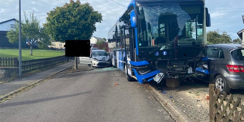 POL-PDWIL: Wegrollender Bus - mehrere Pkw und Grundstücksmauern beschädigt - Foto: presseportal.de