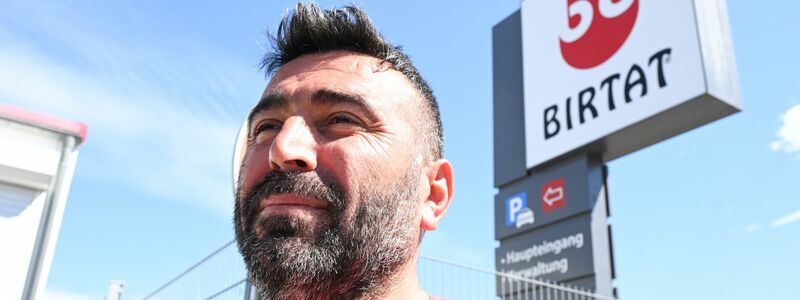 Muzayfe Doganer, Vorsitzender des Betriebsrats beim Dönerspieß-Hersteller Birtat freut sich über den Tarifabschluss. (Foto aktuell) - Foto: Bernd Weißbrod/dpa