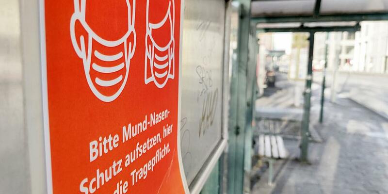 Hinweis auf Mund-Nasen-Schutz an einer Straßenbahnhaltestelle (Archiv) - Foto: über dts Nachrichtenagentur