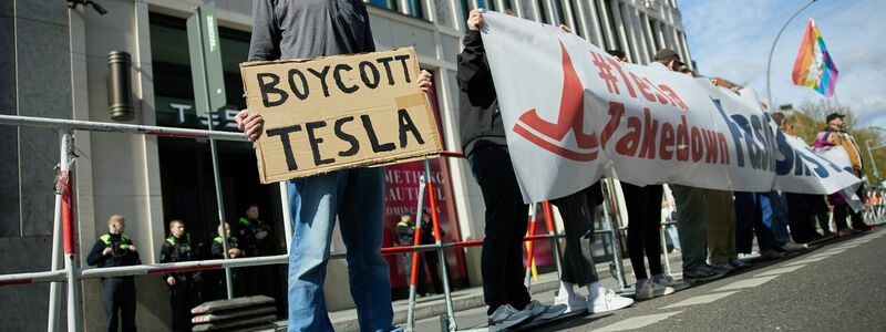 Im laufenden Jahr hat es immer wieder Proteste gegen Tesla wegen der politischen Aktivitäten seines Chefs Elon Musk gegeben. (Archivbild)  - Foto: Joerg Carstensen/dpa