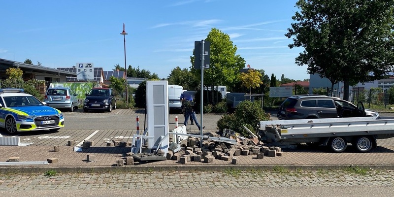 POL-PDLD: Anhänger gegen Verteilerkasten - Foto: presseportal.de