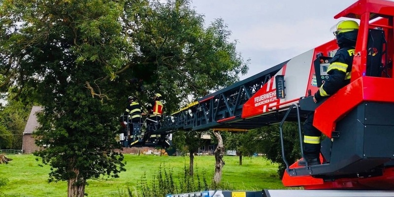 FW Neukirchen-Vluyn: Gleitschirmflieger in Baum - Feuerwehr rettet Person aus sieben Metern Höhe - Foto: presseportal.de