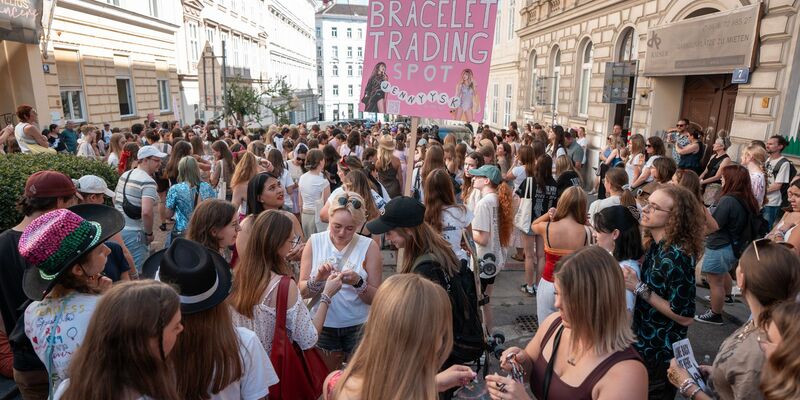 Taylor-Swift-Fans enthüllen eine Gedenktafel. - Foto: Georg Hochmuth/APA/dpa