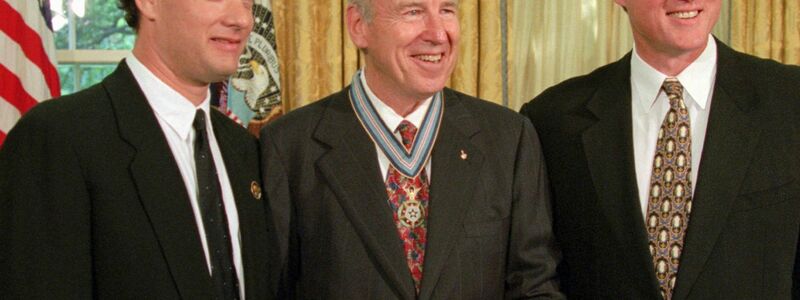 Schauspieler Tom Hanks (l), Jim Lovell (M) und der damalige US-Präsident Bill Clinton im Oval Office des Weißen Hauses im Juli 1995. (Archivbild) - Foto: Wilfredo Lee/AP/dpa