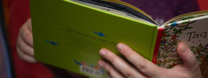 ILLUSTRATION. Eine Mutter liest ihrer kleinen Tochter im Kinderzimmer aus einem Buch vor.  - Foto: Fernando Gutierrez-Juarez/dpa
