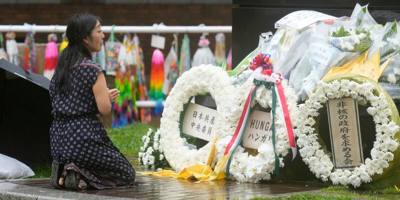 Mit einem Appell zur Abschaffung aller Atomwaffen hat die japanische Stadt Nagasaki der Opfer des Atombombenabwurfs vor 80 Jahren gedacht. - Foto: Eugene Hoshiko/AP/dpa