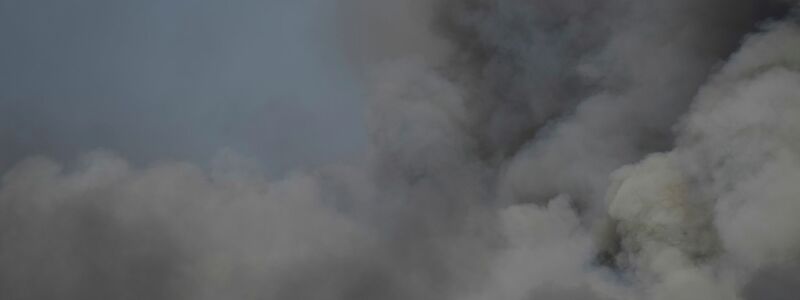 Seit den Morgenstunden ist wieder ein Großaufgebot an Löschhubschraubern und -flugzeugen im Einsatz. - Foto: Thanasis Stavrakis/AP/dpa