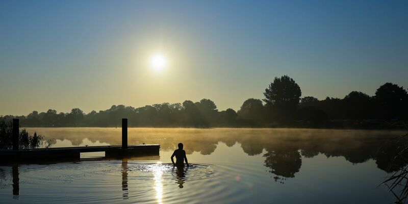 Bei weit über 30 Grad ist Abkühlung willkommen. - Foto: Christian Charisius/dpa