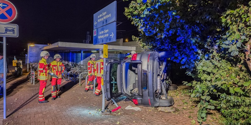 FW Lehrte: Verkehrsunfall in Arpke: PKW kommt von Fahrbahn ab und knallt in Fahrradständer am Bahnhof - Foto: presseportal.de