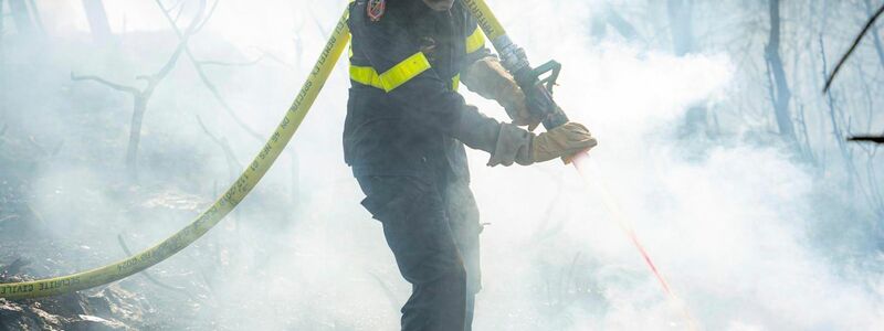 In nur wenigen Stunden hatte sich der Brand enorm ausgebreitet. (Archivbild) - Foto: Uncredited/Securite Civile via AP/dpa