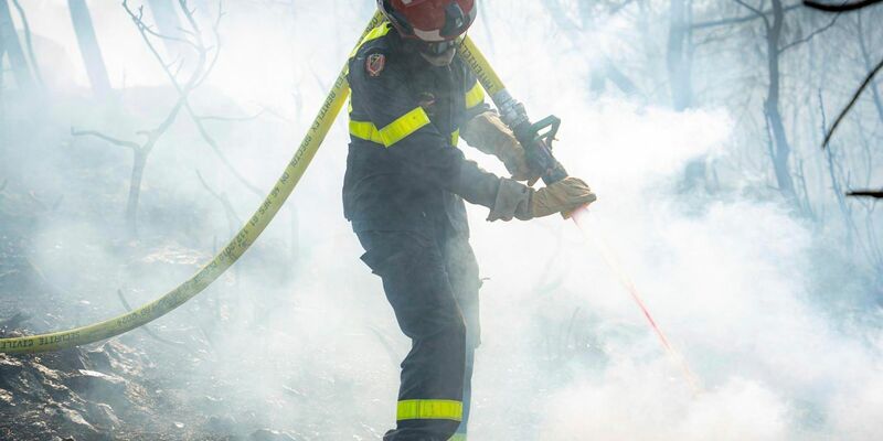 Schon seit Tagen kämpft die Feuerwehr gegen den Waldbrand in Südfrankreich. - Foto: Uncredited/Securite Civile via AP/dpa
