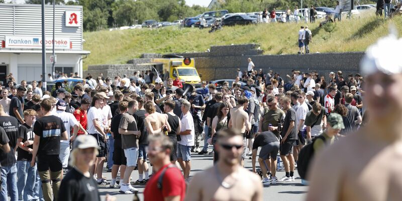 Tausende Menschen haben sich laut Polizei in und um Altschauerberg in Mittelfranken versammelt - sogenannte Hater des Youtubers «Drachenlord». - Foto: David Oßwald/NEWS5/dpa