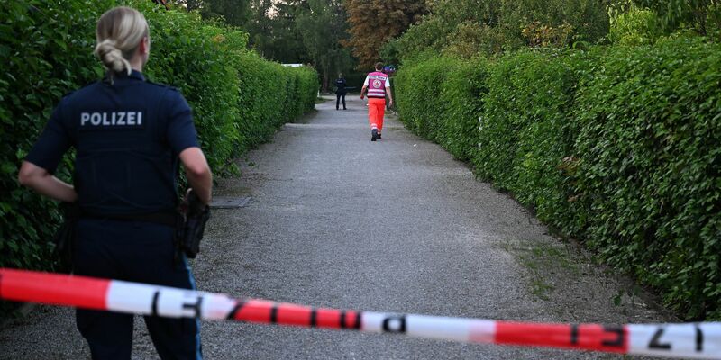  In einer Kleingartenanlage in München wurden mehrere Menschen wohl bei einem Gasaustritt schwer verletzt. Mindestens ein Mann ist tot. - Foto: Felix Hörhager/dpa
