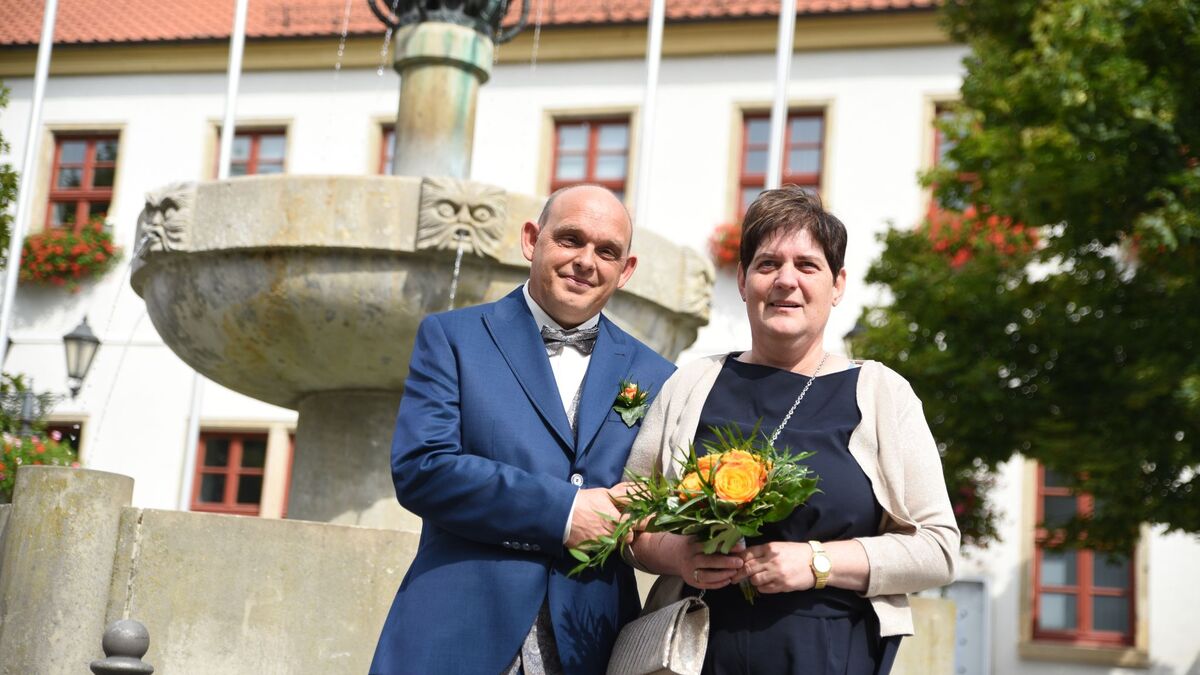 Endlich verheiratet: Kathrin Pollnow und Klaus-Dieter Rose. - Foto: Simon Kremer/dpa