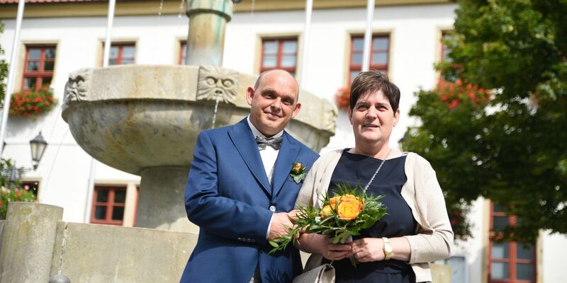 Endlich verheiratet: Kathrin Pollnow und Klaus-Dieter Rose. - Foto: Simon Kremer/dpa