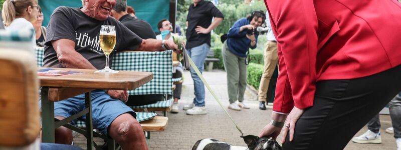Bas trinkt auch mal ein Bier mit.  - Foto: Oliver Berg/dpa