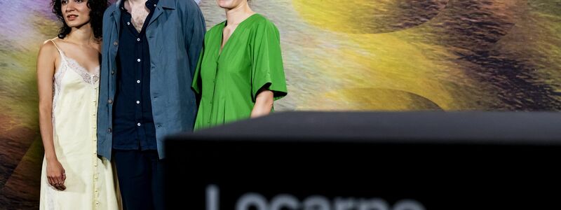 Ihr Film «Sehnsucht in Sangerhausen» gehört ist ein Topfavorit auf den Preis: Regisseur Julian Radlmaier aus Deutschland (Mitte) sowie die Schauspielerinnen Maral Keshavarz (links) und Clara Schwinning. - Foto: Jean-Christophe Bott/KEYSTONE/dpa