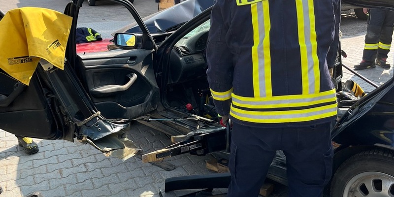FW Borgentreich: Fortbildung mit WEBER RESCUE - Technische Hilfeleistung Verkehrsunfall - Foto: presseportal.de