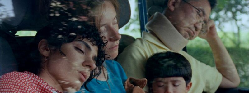 Es beginnt mit einer flüchtigen Bekanntschaft und wird zur gemeinsamen Reise: Eine Szenenaufnahme aus dem Film «Sehnsucht in Sangerhausen».  - Foto: -/Blue Monticola Film/dpa