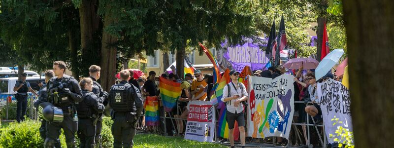 Ein Gegenprotest aus dem rechten Spektrum folgte dem CSD. - Foto: Daniel Wagner/dpa-Zentralbild/dpa