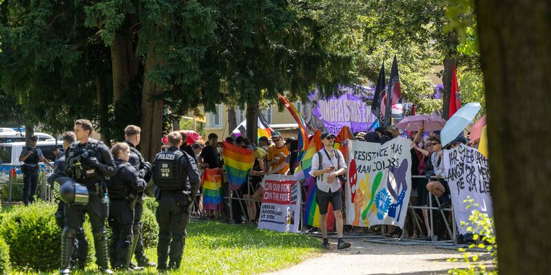 Die Polizei stellte sich auf Aggressionen ein.  - Foto: Daniel Wagner/dpa-Zentralbild/dpa
