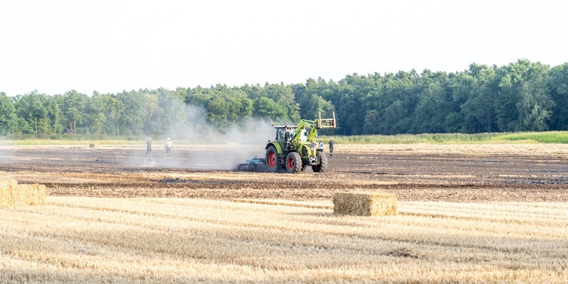 FW Flotwedel: Brennende Ballenpresse sorgt für überörtlichen Feuerwehreinsatz bei Papenhorst - Foto: presseportal.de