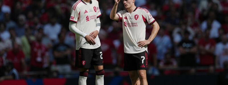 Jetzt in Liverpool: Die ehemaligen Bundesliga-Stars Hugo Ekitike (l) und Florian Wirtz. - Foto: Dave Shopland/AP/dpa