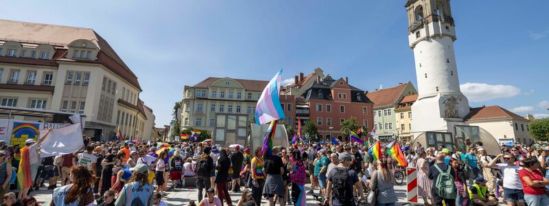 Beim Christopher Street Day in Bautzen wurde unter dem Motto „Die Würde des Menschen ist unantastbar“ gefeiert. - Foto: Daniel Wagner/dpa