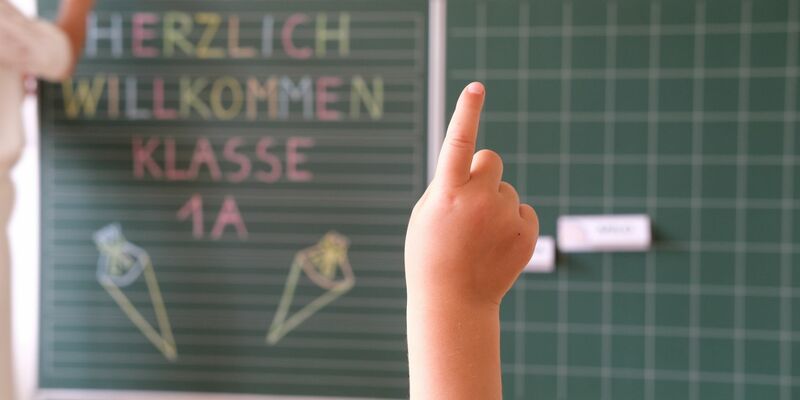 Ranzen packen, Bücher stemmen: Es geht wieder los für Tausende Schüler in Deutschland. - Foto: Sebastian Willnow/dpa