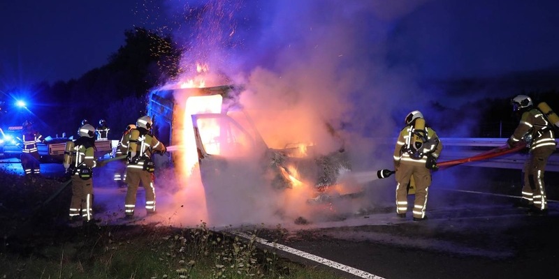 FW Dresden: Brand eines Kleintransporters - Foto: presseportal.de