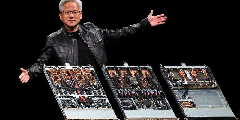 Nvidia-Chef Jensen Huang warnt, dass eine komplette US-Blockade die Entwicklung eigener Chip-Technologie in China beschleunigen würde. (Archivbild) - Foto: Chiang Ying-ying/AP/dpa