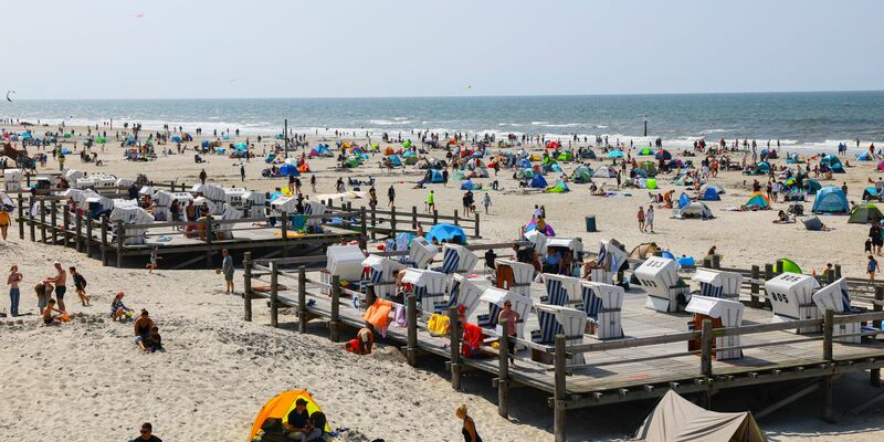 An den Küsten läuft das Sommergeschäft.  - Foto: Christian Charisius/dpa