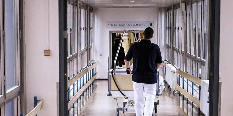 Essstörungen sind eine ernste Krankheit, teilweise müssen Patientinnen und Patienten im Krankenhaus behandelt werden. (Symbolbild) - Foto: Jens Kalaene/dpa
