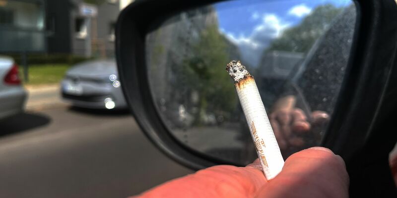 Der Bundesrat unternimmt einen neuen Anlauf für ein Rauchverbot im Auto in Anwesenheit von Kindern. (Symbolbild) - Foto: Paul Zinken/dpa