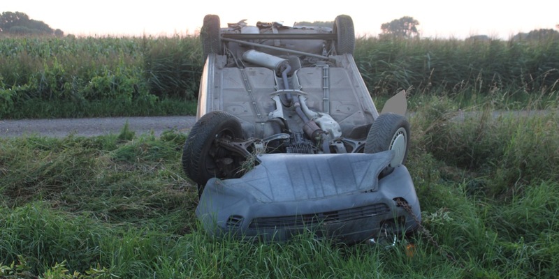 POL-MI: Mit Baum kollidiert: Auto überschlägt sich - Foto: presseportal.de