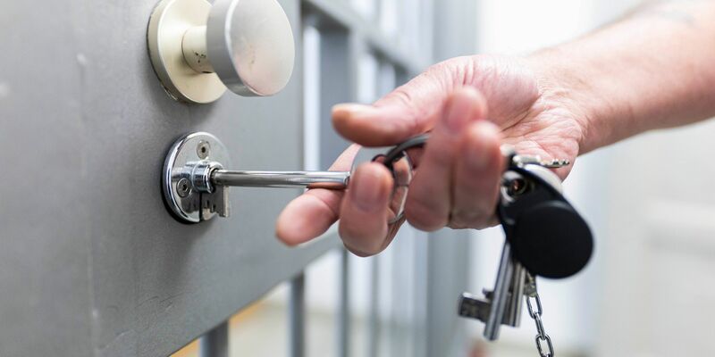 Der Suizid eines Jugendlichen in der JVA Ottweiler beschäftigt Justiz und Politik. (Symbolbild) - Foto: Michael Matthey/dpa