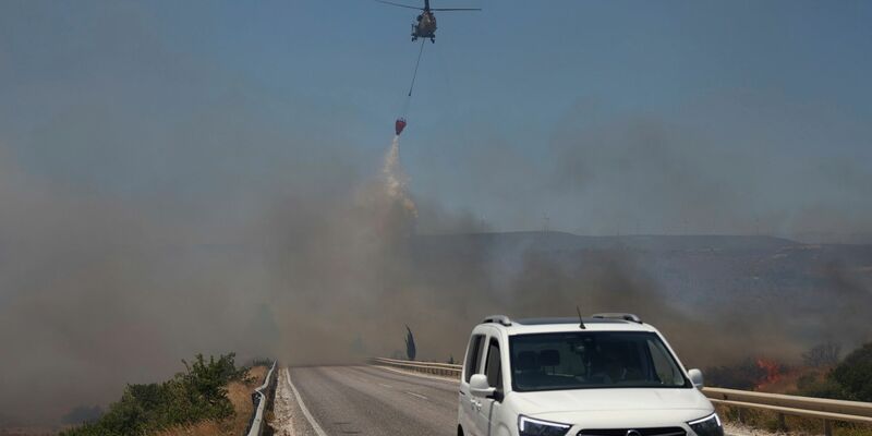 Ein Waldbrand Anfang Juli in der Provinz Izmir (Archivbild) - Foto: Cengiz Malgir/DIA Photo/AP/dpa