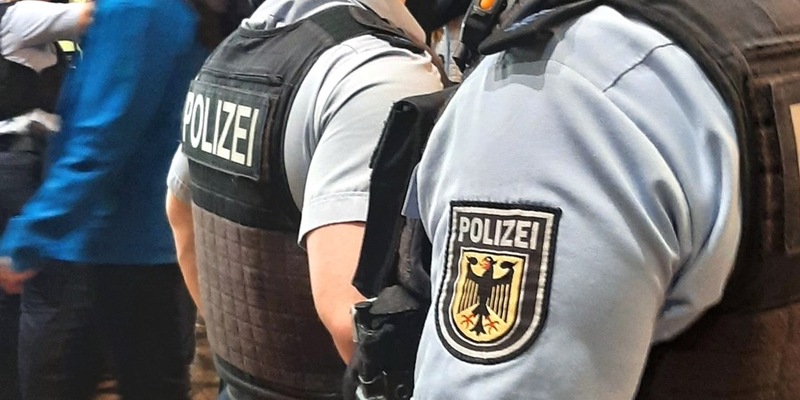 BPOL-HB: Betrunkene schlägt und beleidigt - Bundespolizisten überwältigen sie. - Foto: presseportal.de