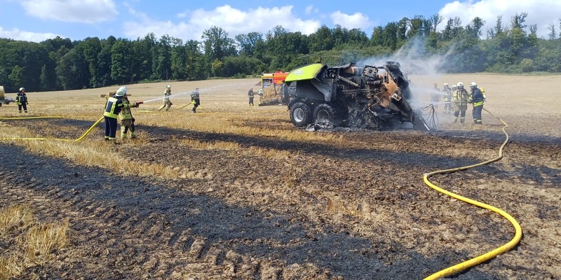 FW Lügde: Landwirtschaftliche Fläche und Gerät in Brand geraten - Foto: presseportal.de