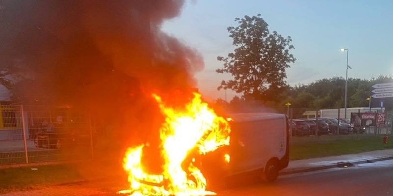 FW Lehrte: Transporter gerät in Brand - Foto: presseportal.de